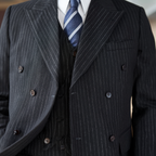 Costume Homme 3 Pièces Élégant avec Design Croisé et Rayures Fines pour Mariage et Événements 5