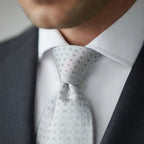 Julien | Élégante Cravate Homme en Jacquard de Soie Argentée 3